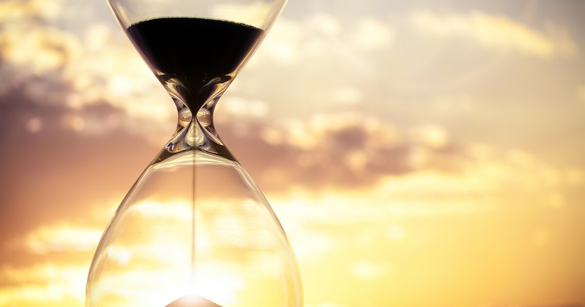 early-outplacement-support-uk-pharma Hourglass representing the importance of early outplacement support in UK pharma