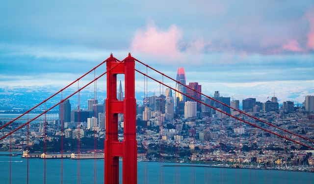 INTOO offers outplacement services in San Francisco, represented by the city's skyline and Golden Gate bridge